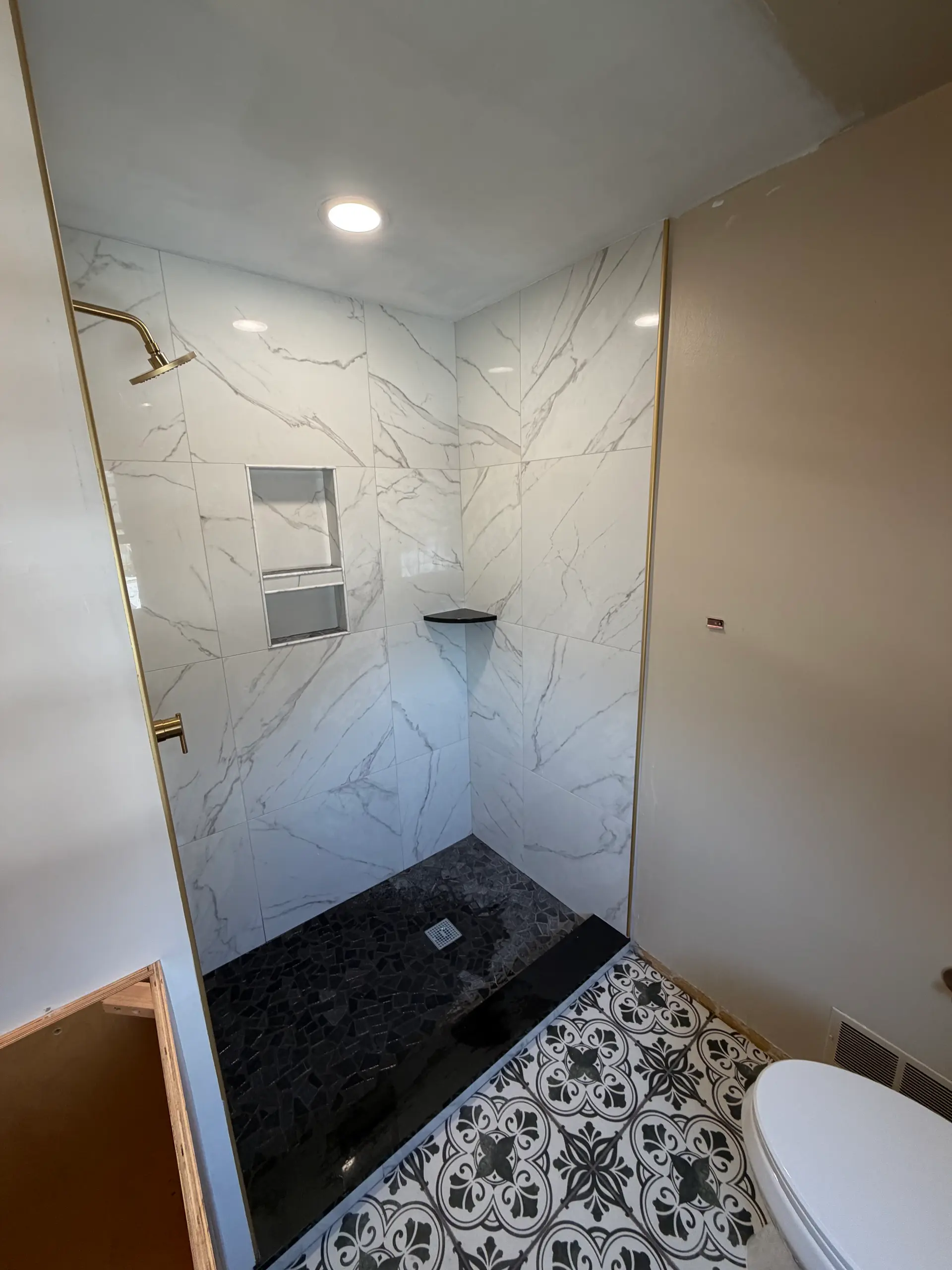Modern bathroom with large-format porcelain tile