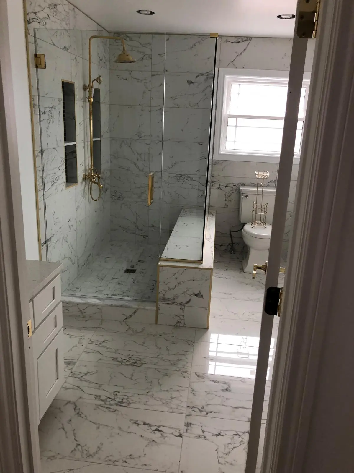 Tiled bathtub surround with subway tile and niche